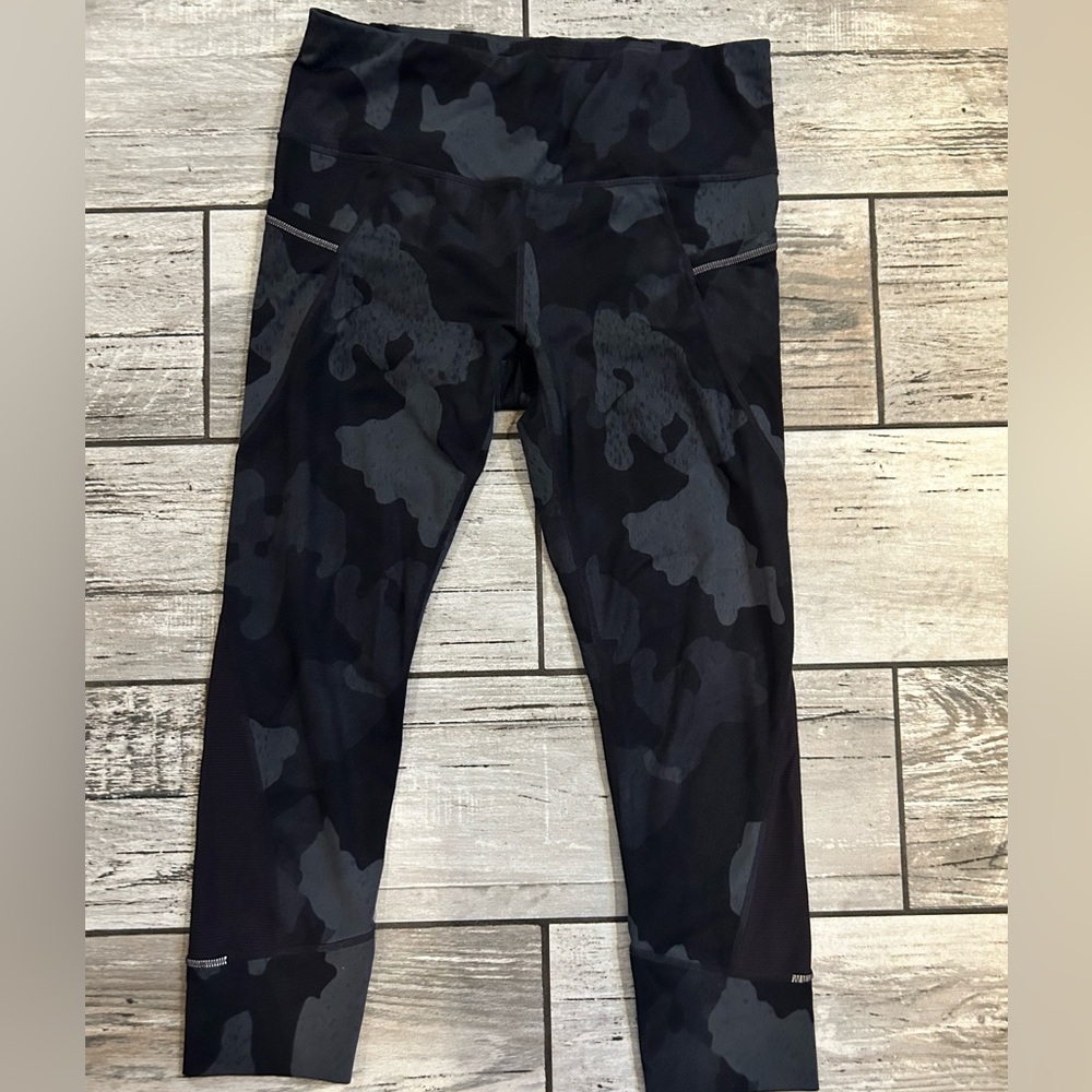 Athleta Black Camo leggings 23”